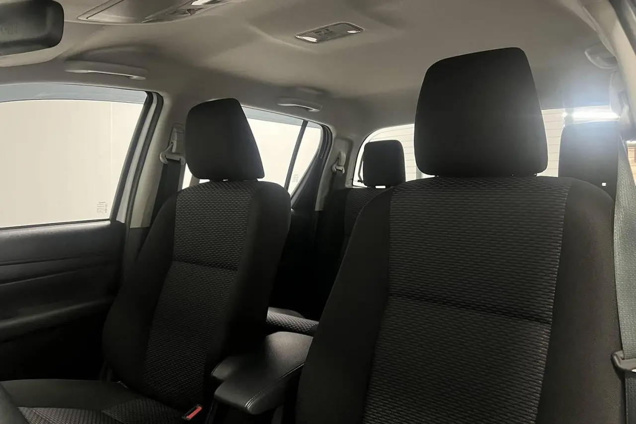 2025 Toyota Hilux Gallery Image 16