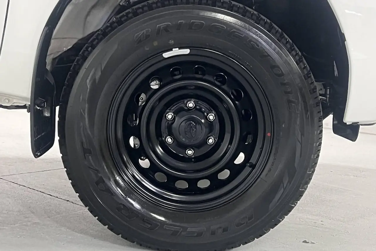 2025 Toyota Hilux Gallery Image 5