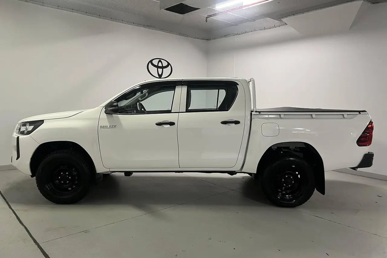 2025 Toyota Hilux Gallery Image 9