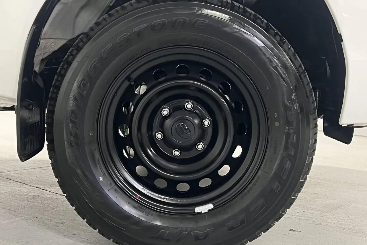 2025 Toyota Hilux Gallery Image 5