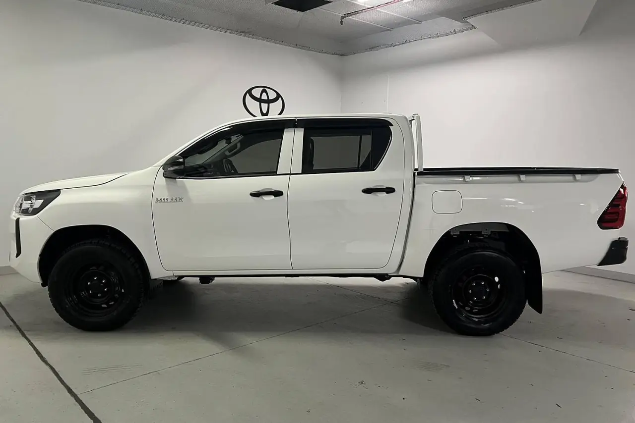 2025 Toyota Hilux Gallery Image 9