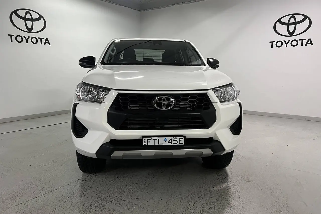 2025 Toyota Hilux Gallery Image 2