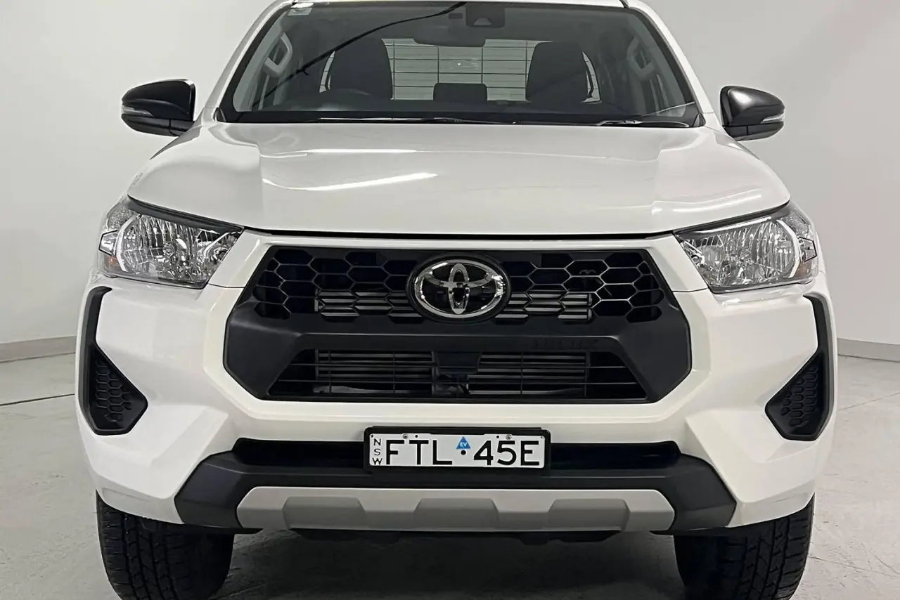 2025 Toyota Hilux Gallery Image 3