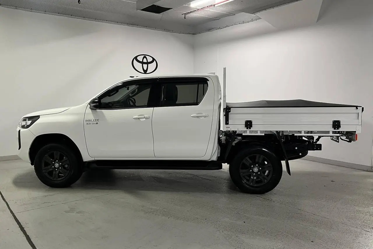 2025 Toyota Hilux Gallery Image 9