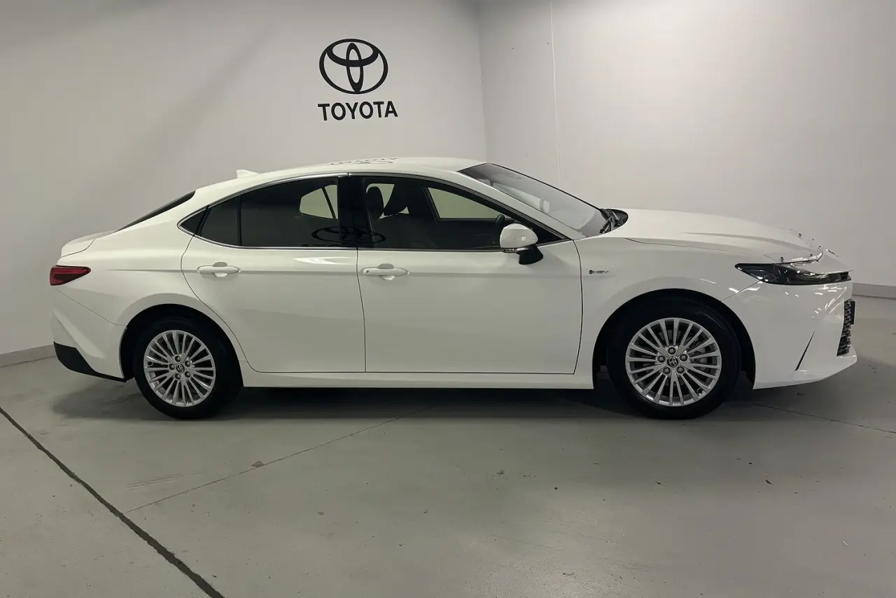 2025 Toyota Camry Gallery Image 4