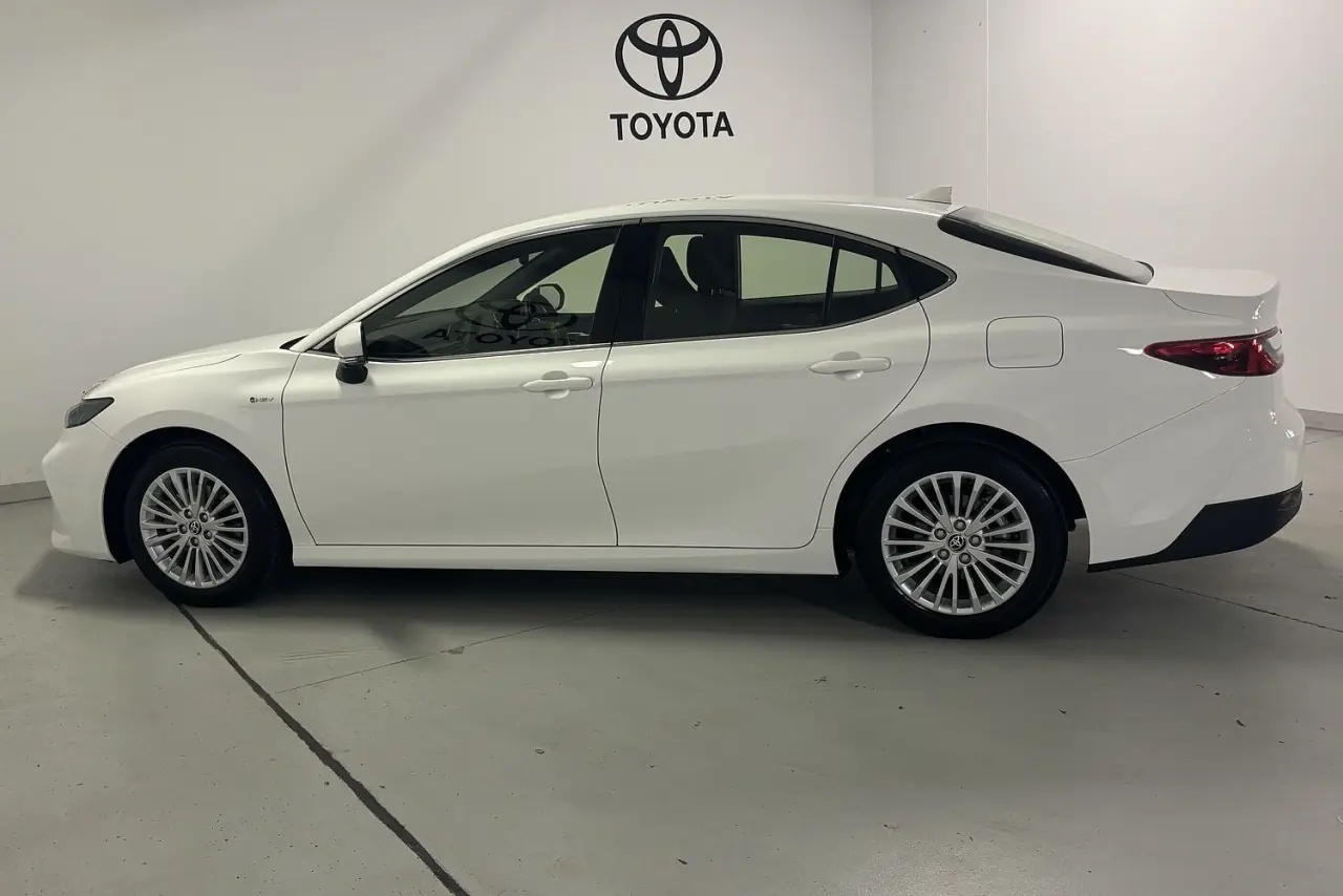 2025 Toyota Camry Gallery Image 9