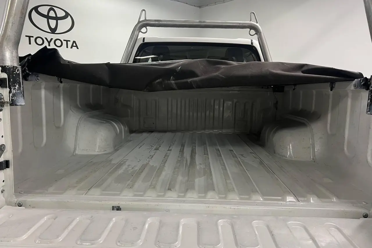 2016 Toyota Hilux Gallery Image 13