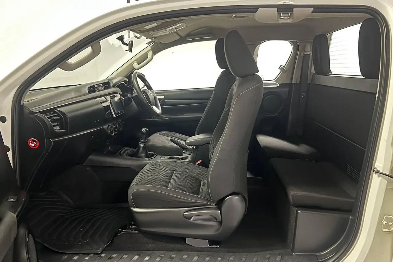 2016 Toyota Hilux Gallery Image 15