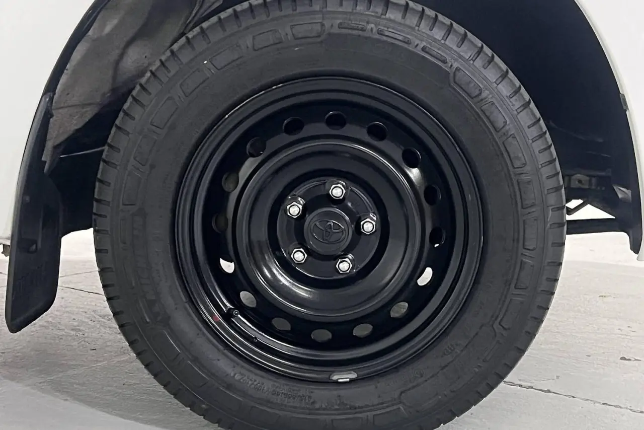 2016 Toyota Hilux Gallery Image 5