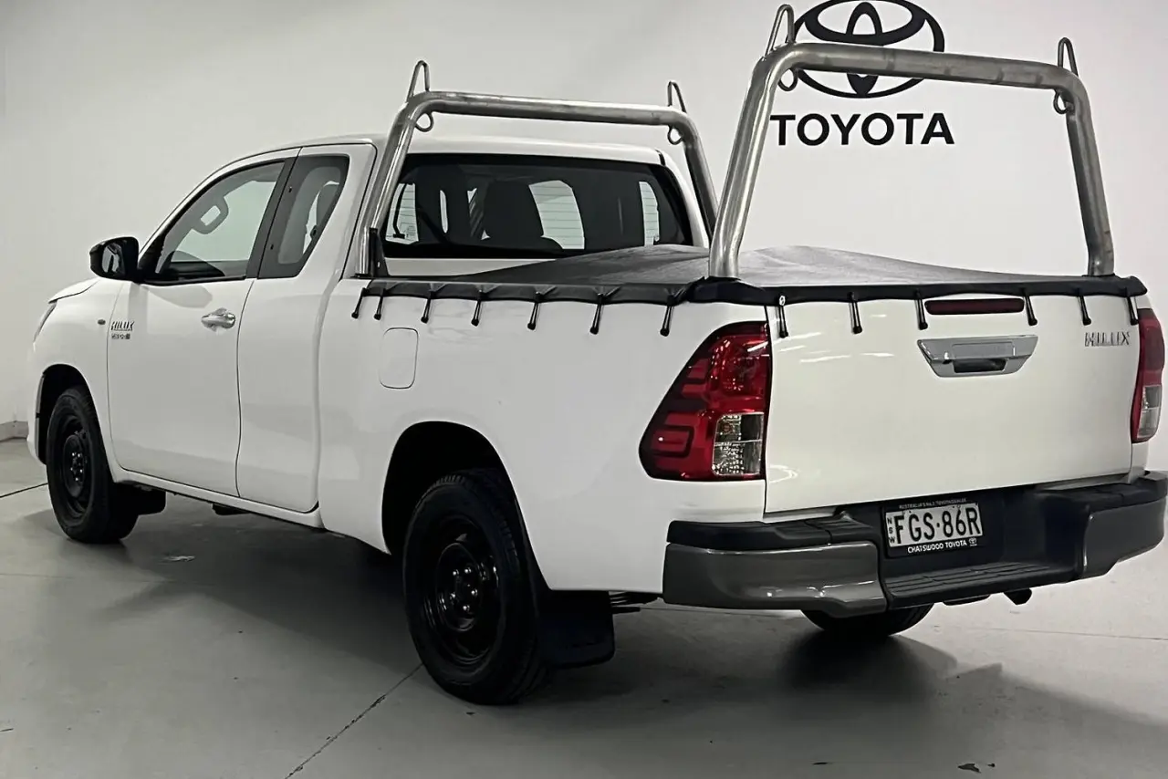 2016 Toyota Hilux Gallery Image 8