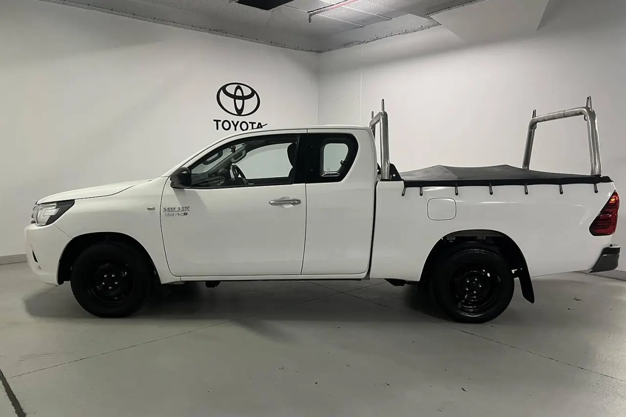 2016 Toyota Hilux Gallery Image 9