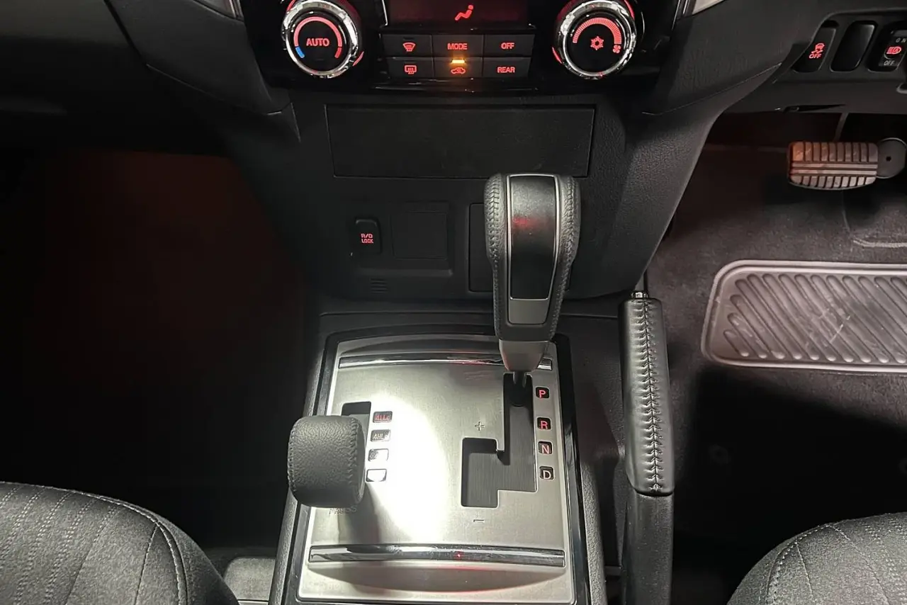 2020 Mitsubishi Pajero Gallery Image 20