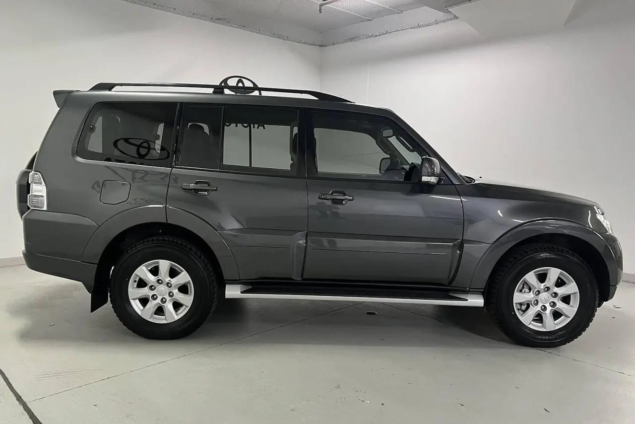 2020 Mitsubishi Pajero Gallery Image 4