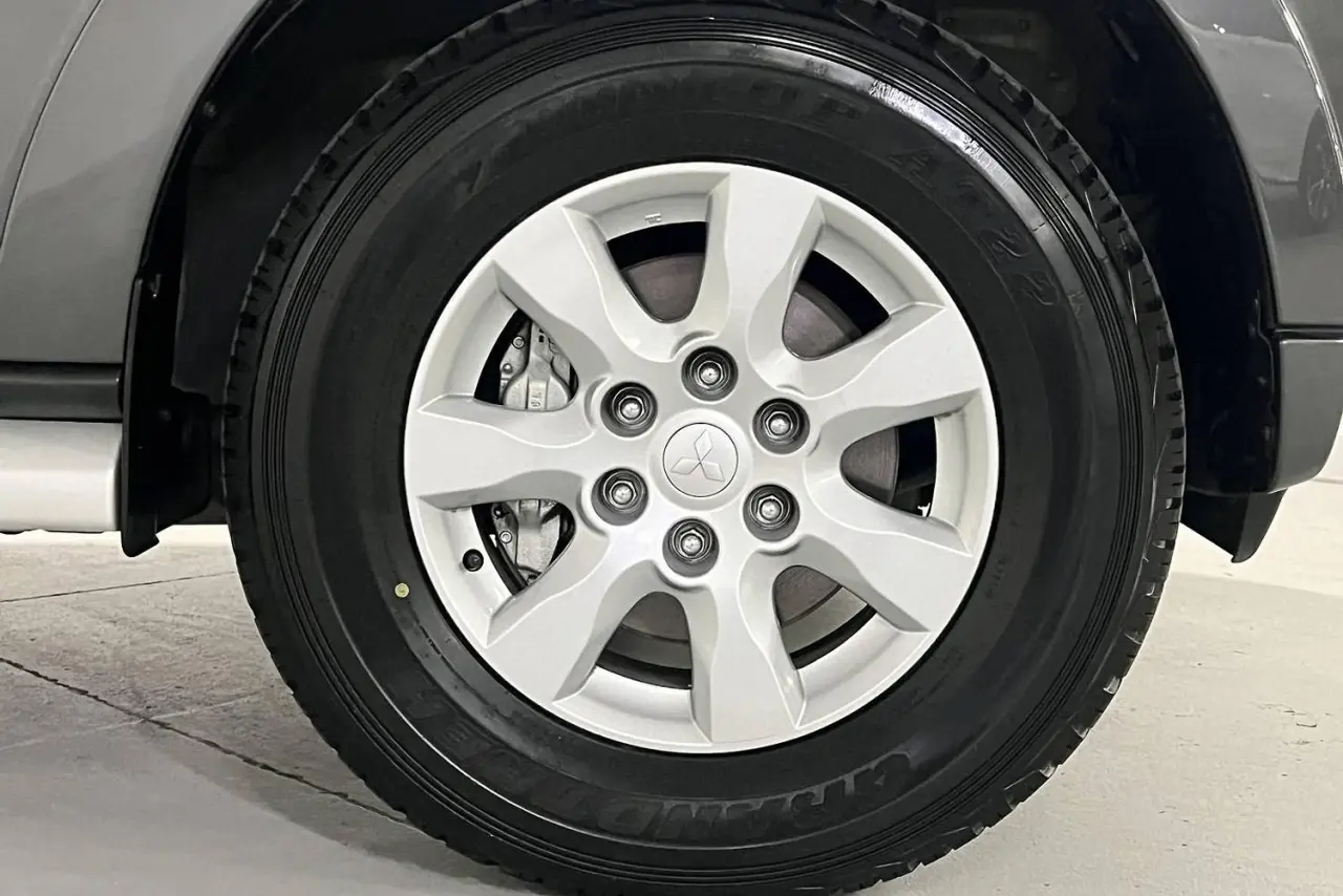 2020 Mitsubishi Pajero Gallery Image 5