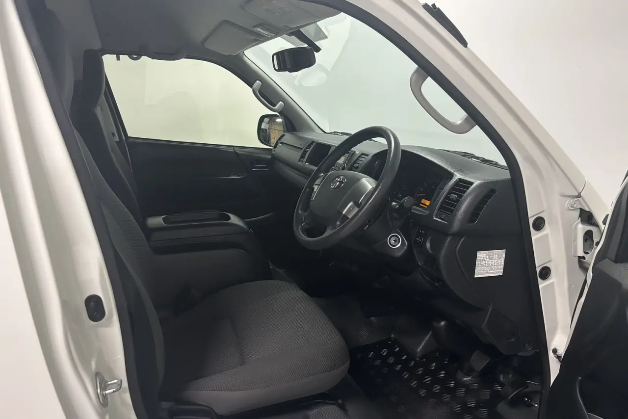 2016 Toyota Hiace Gallery Image 8