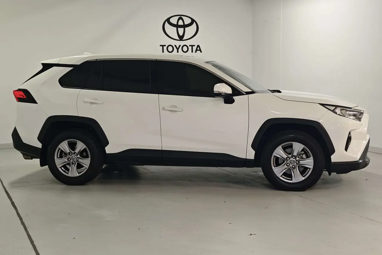 2022 Toyota RAV4 Gallery Image 4