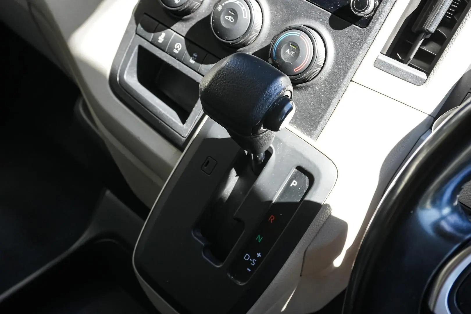 2020 Toyota Hiace Gallery Image 17