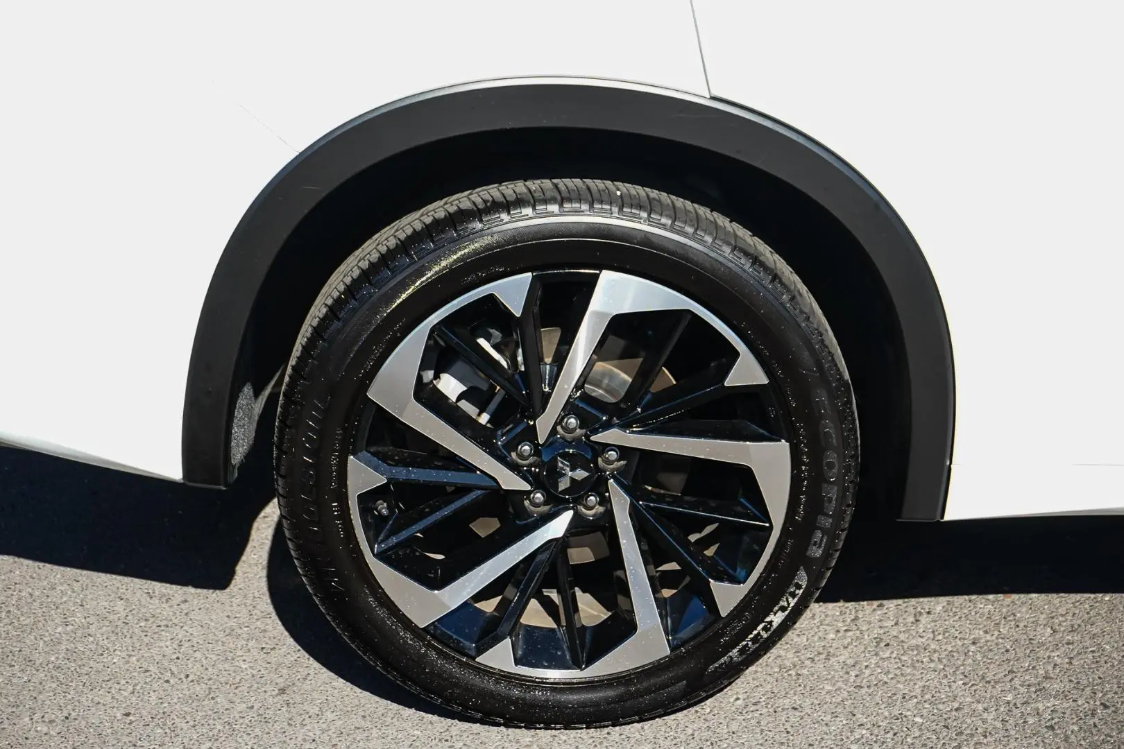 2024 Mitsubishi Outlander Gallery Image 17