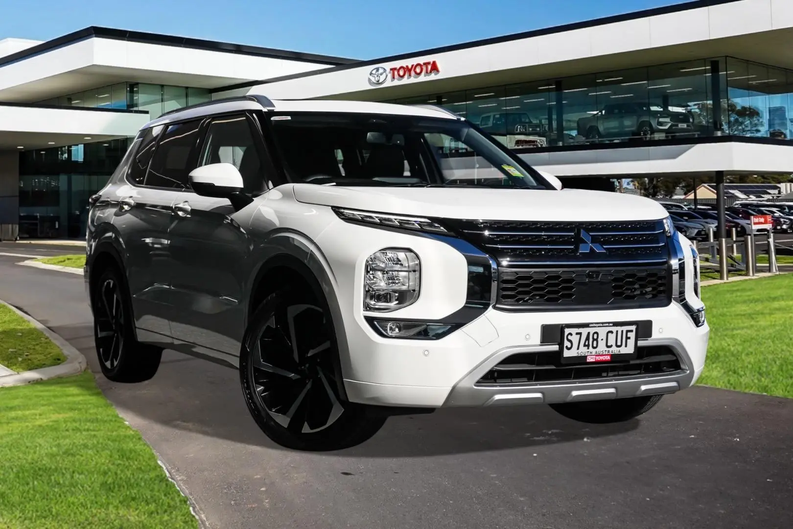 2023 Mitsubishi Outlander Image