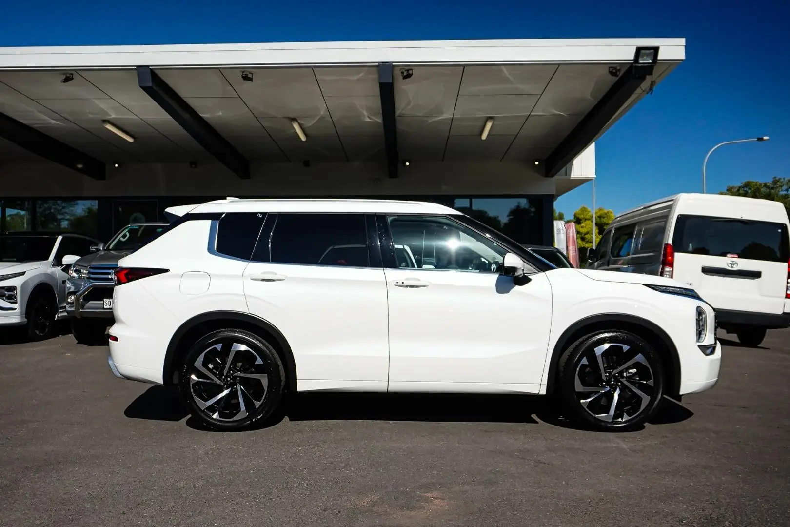 2024 Mitsubishi Outlander Gallery Image 4