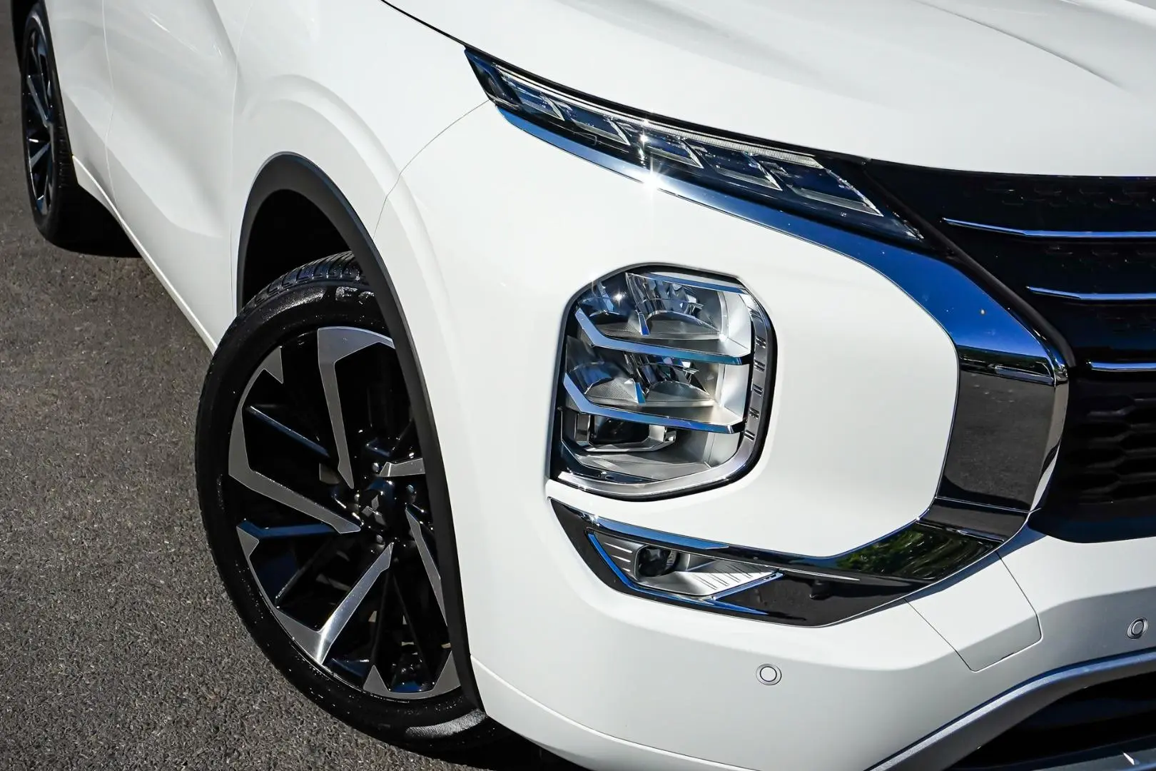 2024 Mitsubishi Outlander Gallery Image 12