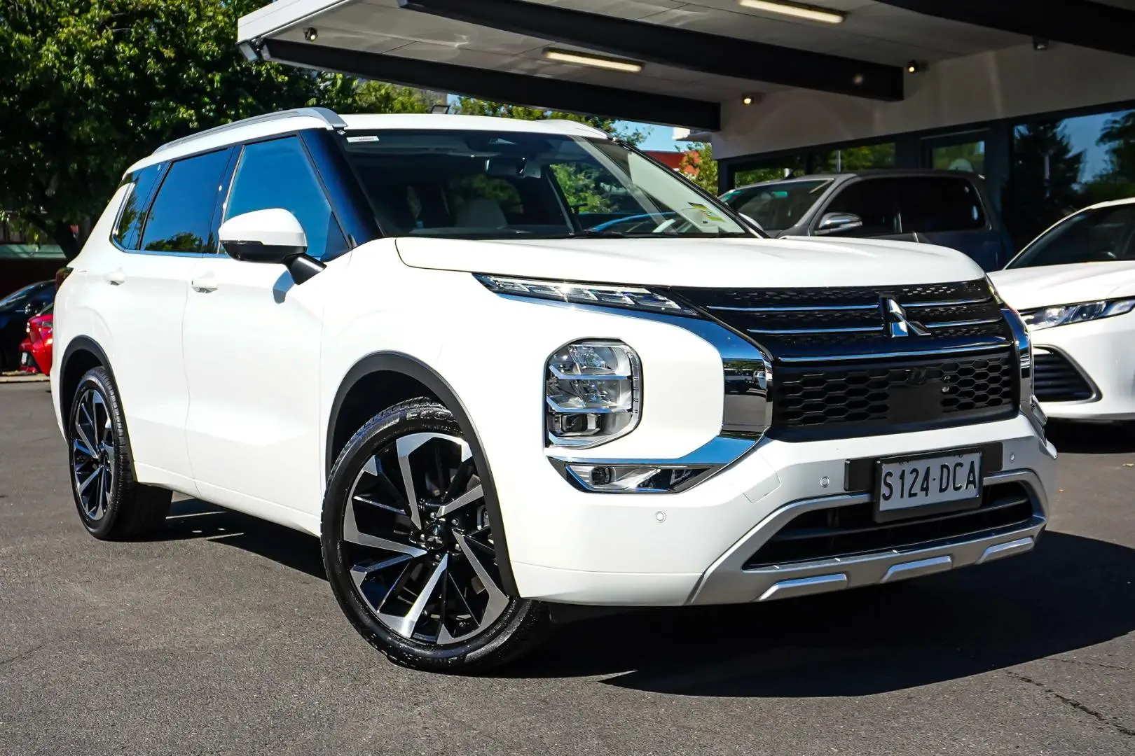 2024 Mitsubishi Outlander Gallery Image 2