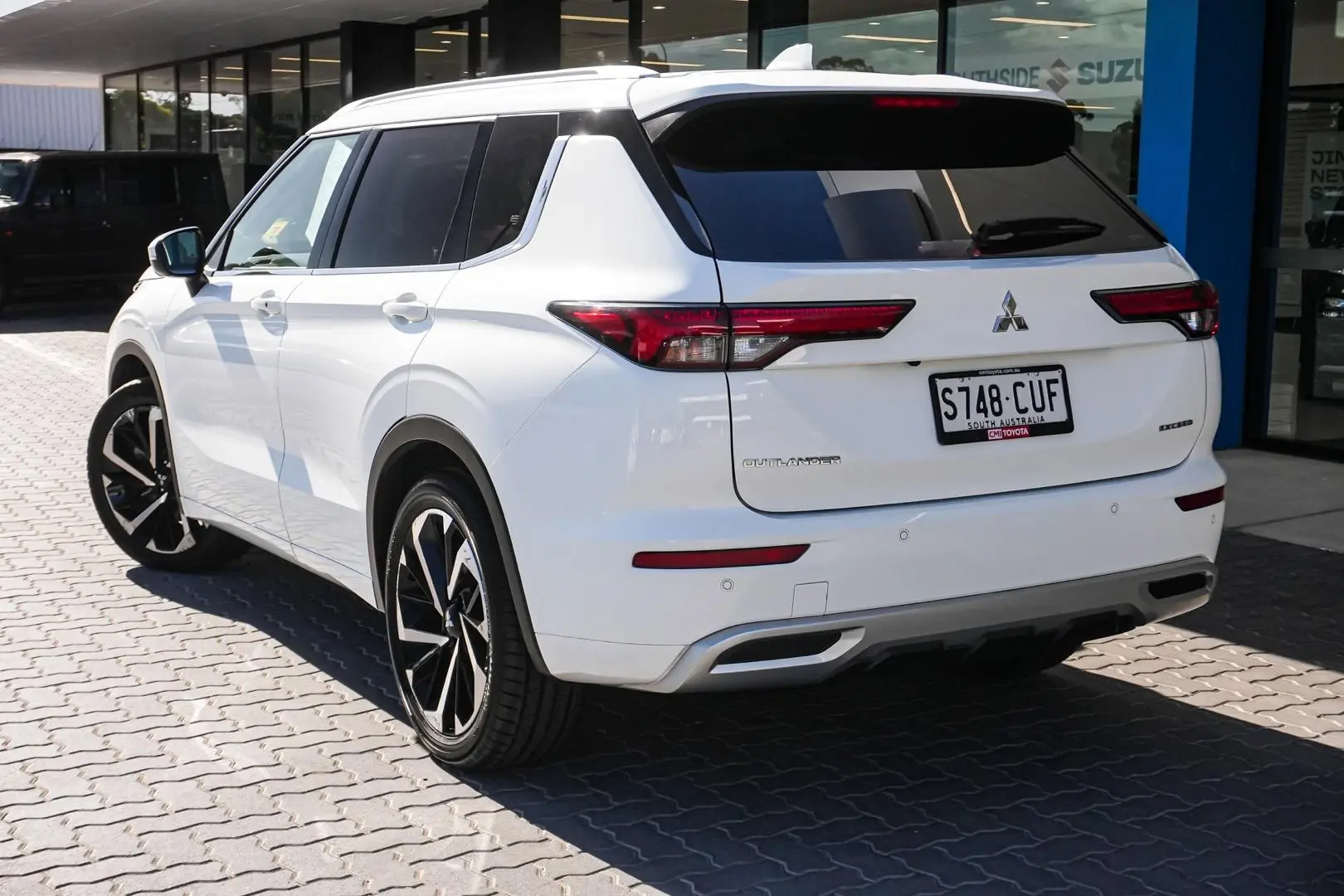 2023 Mitsubishi Outlander Gallery Image 3