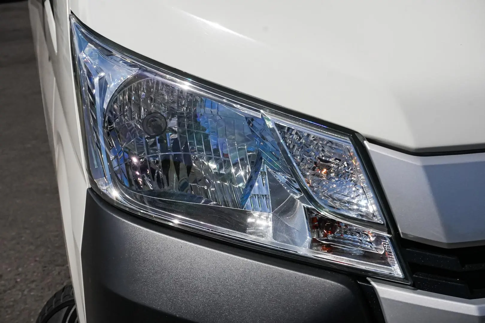 2020 Toyota Hiace Gallery Image 7