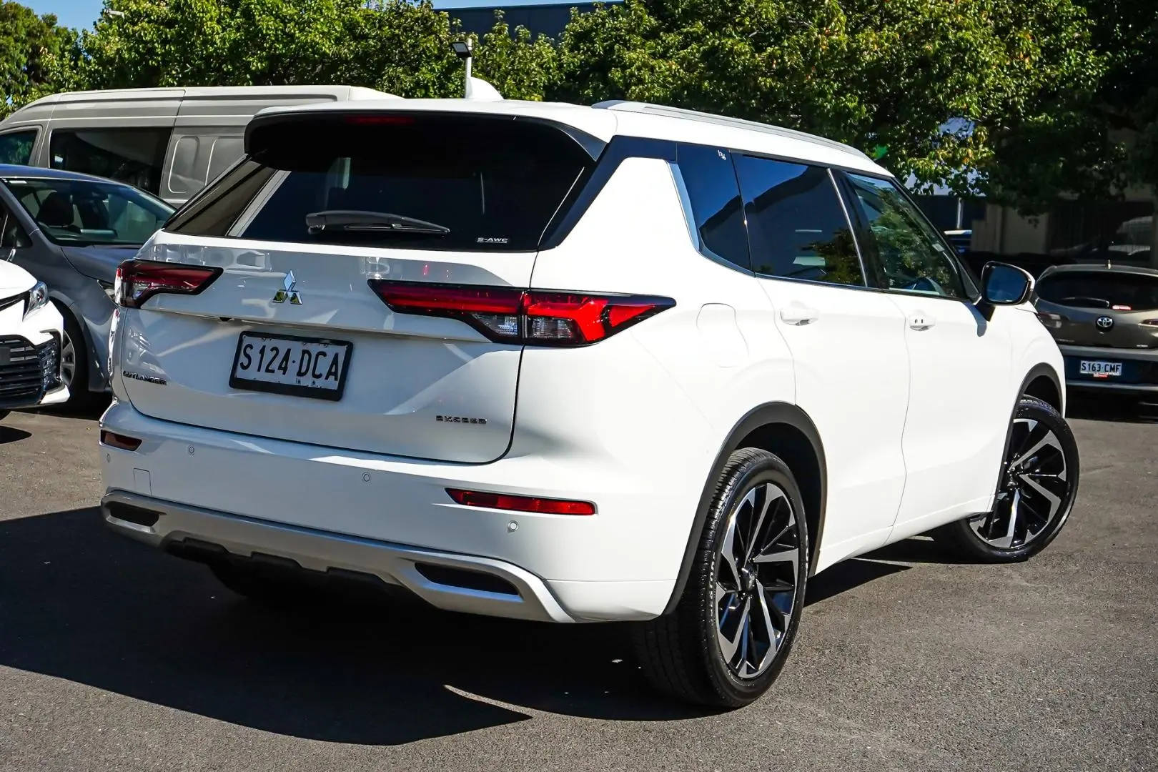 2024 Mitsubishi Outlander Gallery Image 3