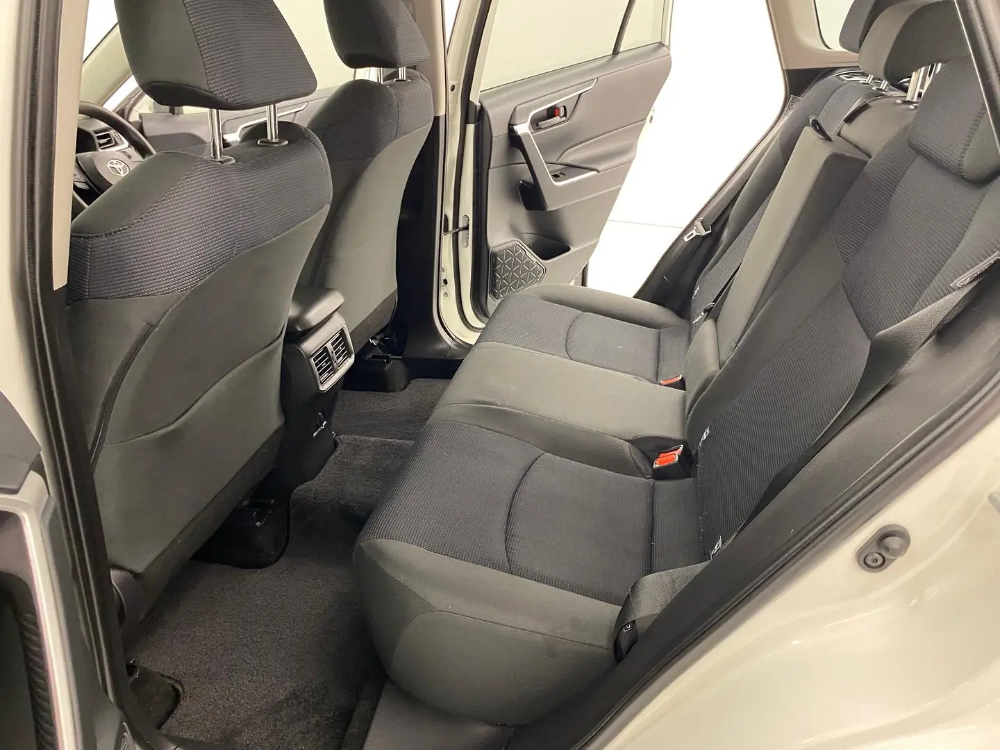 2019 Toyota RAV4 Gallery Image 19