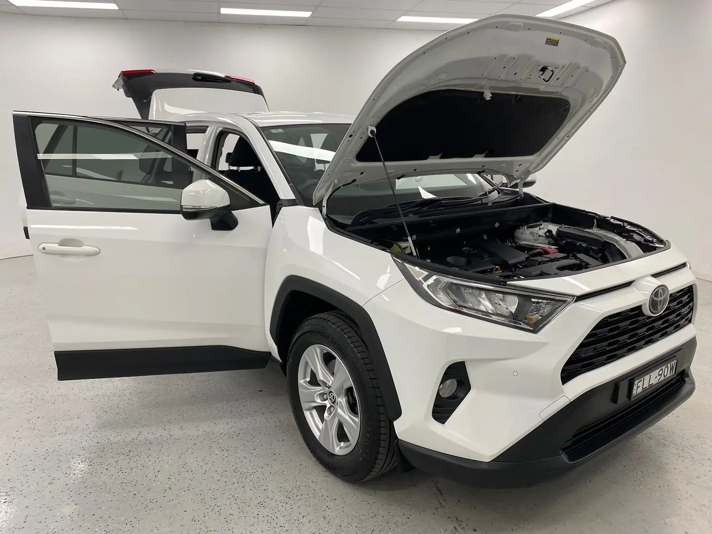 2019 Toyota RAV4 Gallery Image 9