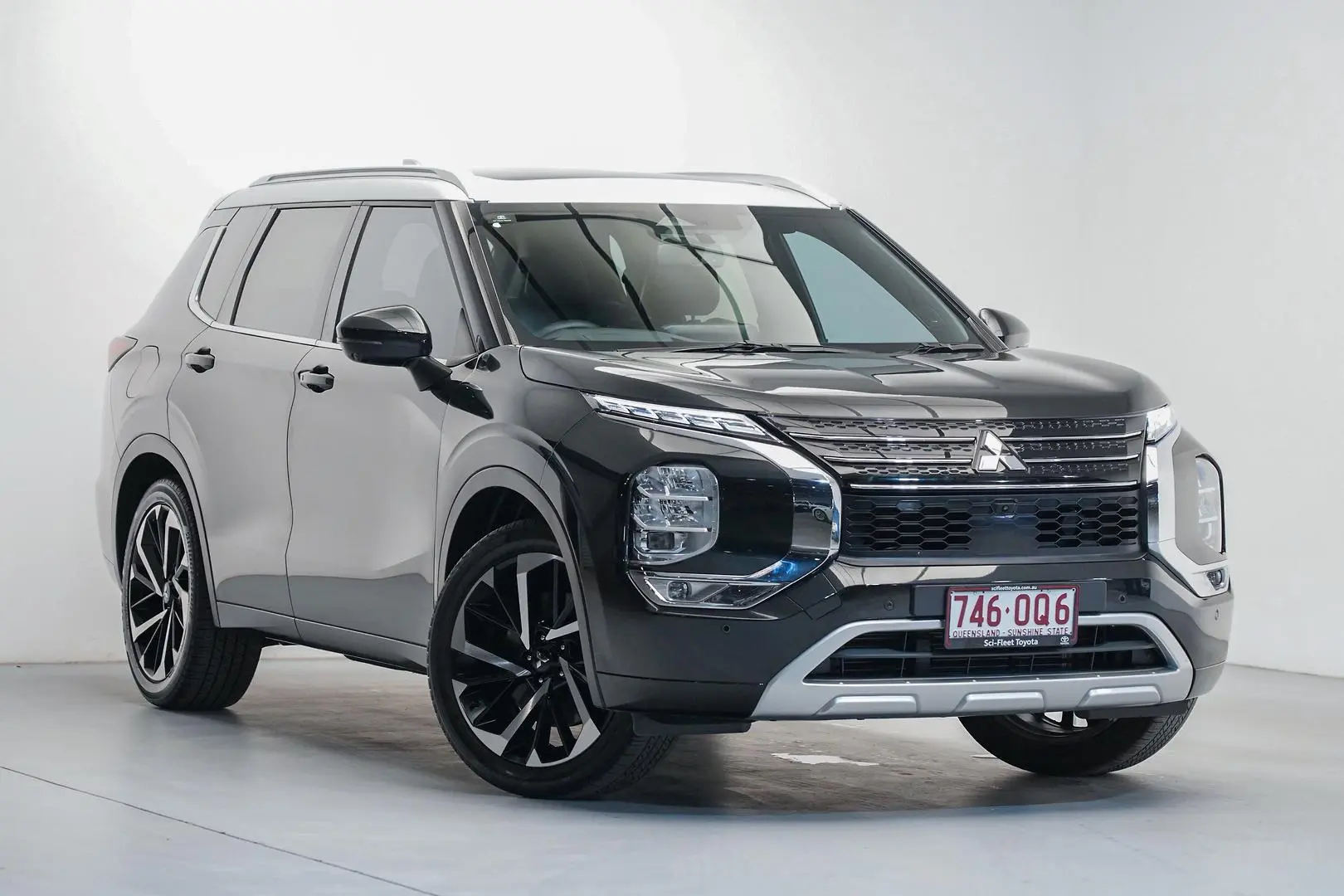 2023 Mitsubishi Outlander Gallery Image 1