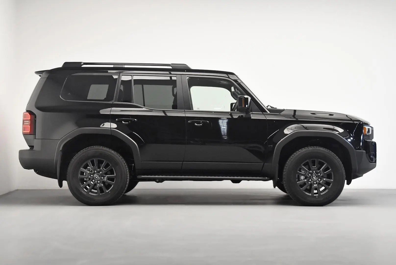 2025 Toyota Landcruiser Prado Gallery Image 3