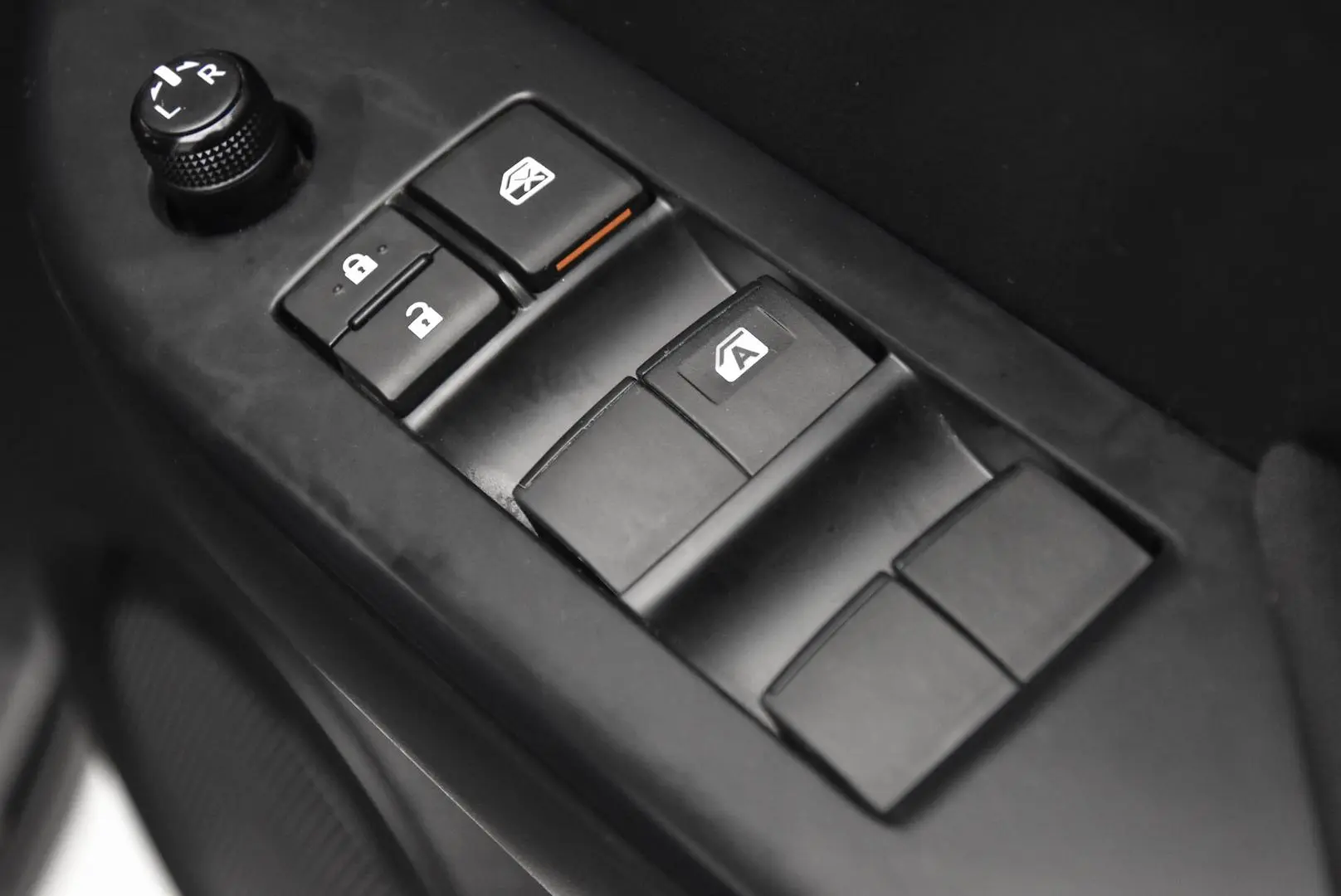 2023 Toyota Hilux Gallery Image 9