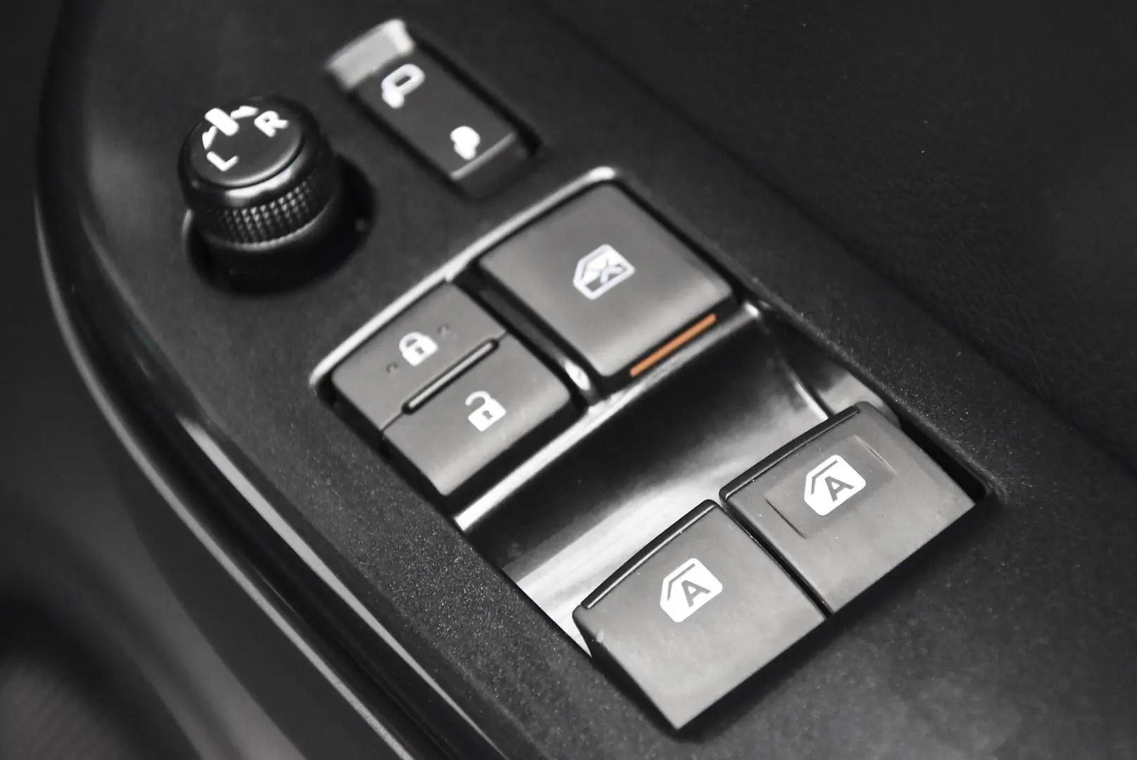 2024 Toyota Hilux Gallery Image 9