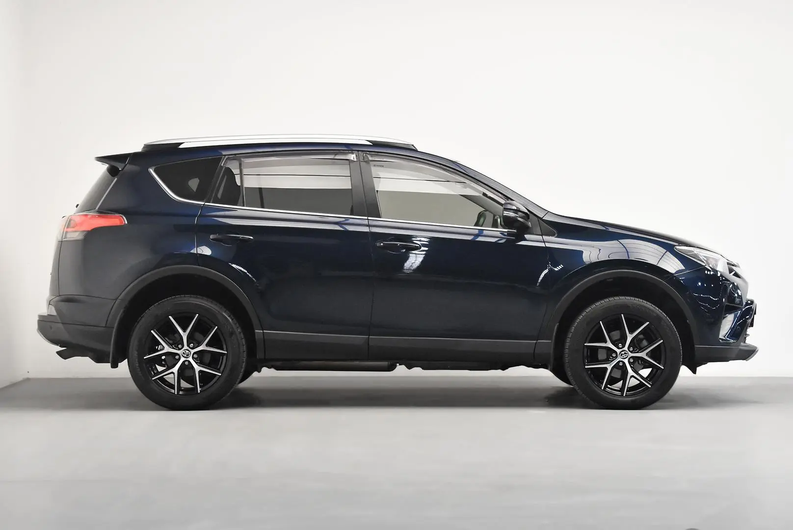 2018 Toyota RAV4 Gallery Image 3