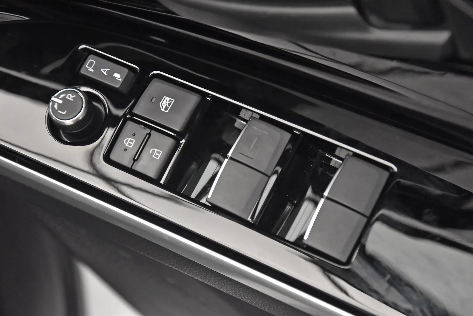 2024 Toyota bZ4X Gallery Image 9