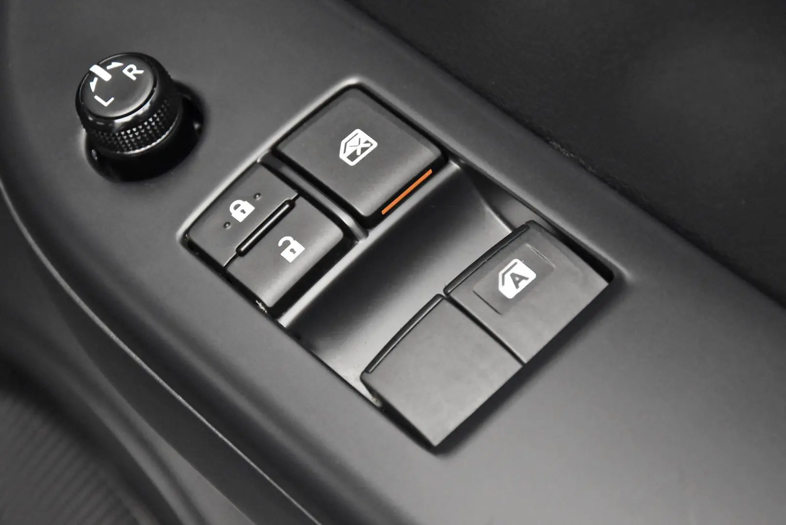 2024 Toyota Hilux Gallery Image 9