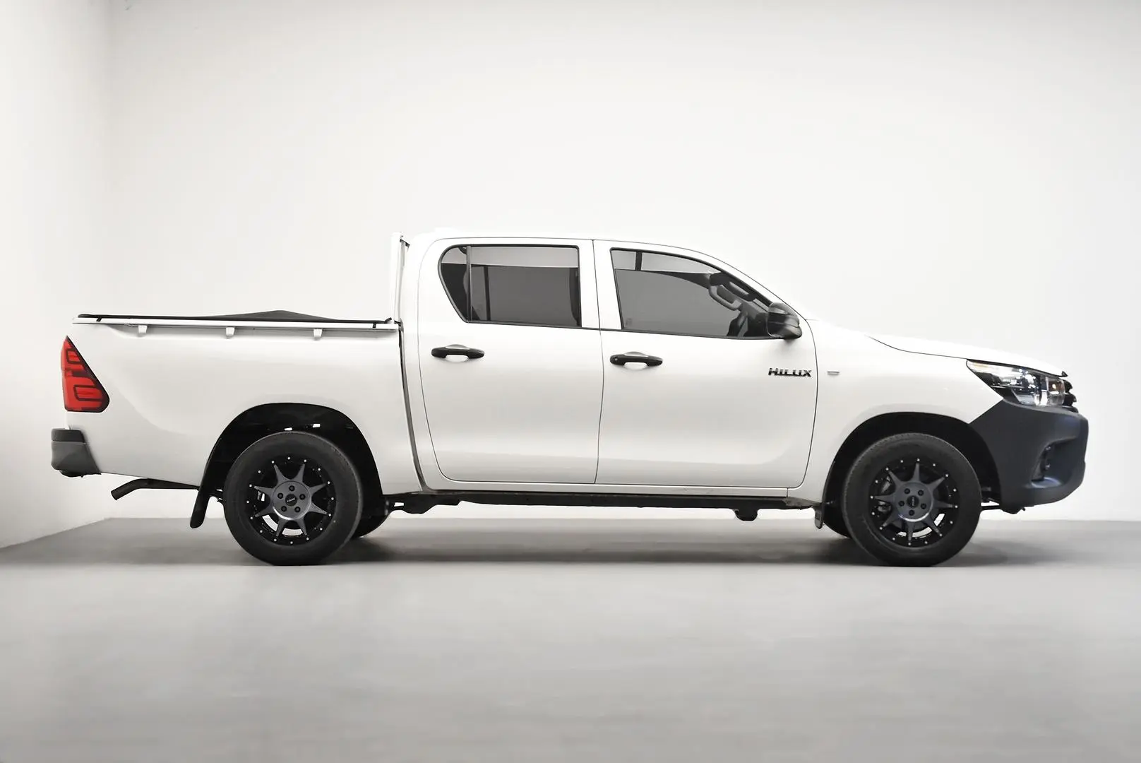 2021 Toyota Hilux Gallery Image 3
