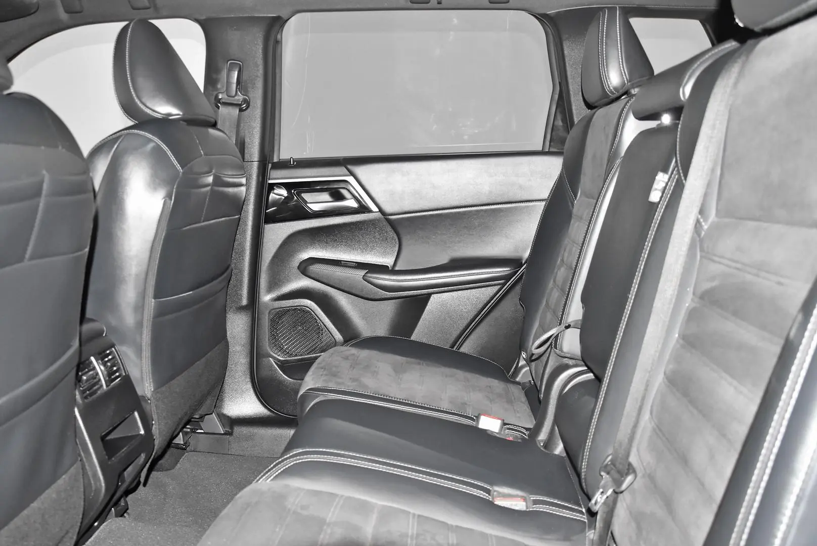 2023 Mitsubishi Outlander Gallery Image 19