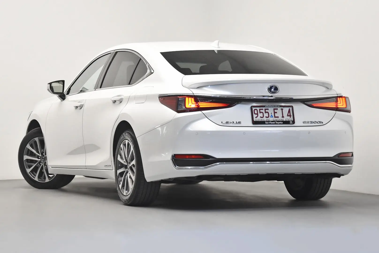 2022 Lexus ES Gallery Image 5