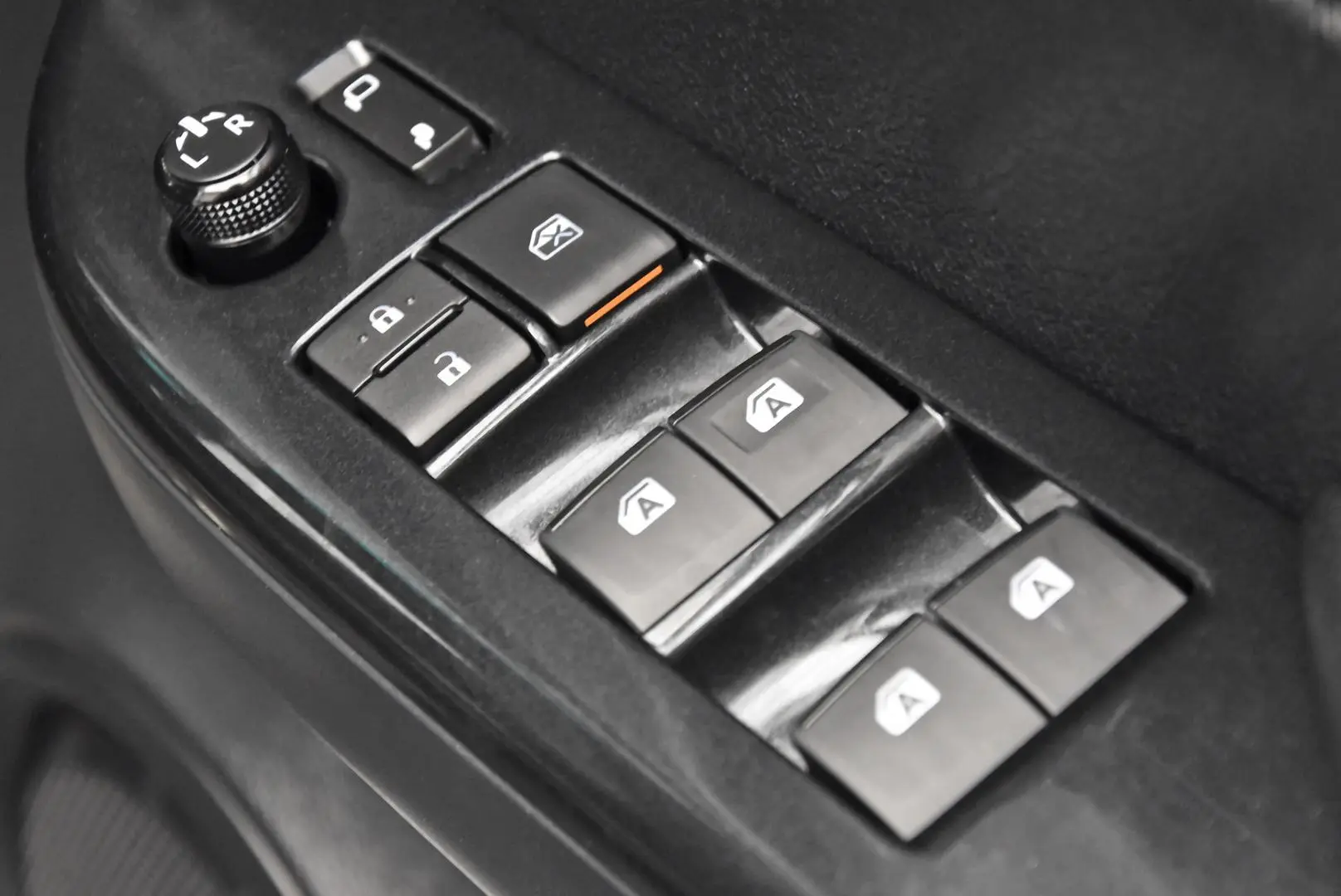 2024 Toyota Hilux Gallery Image 9