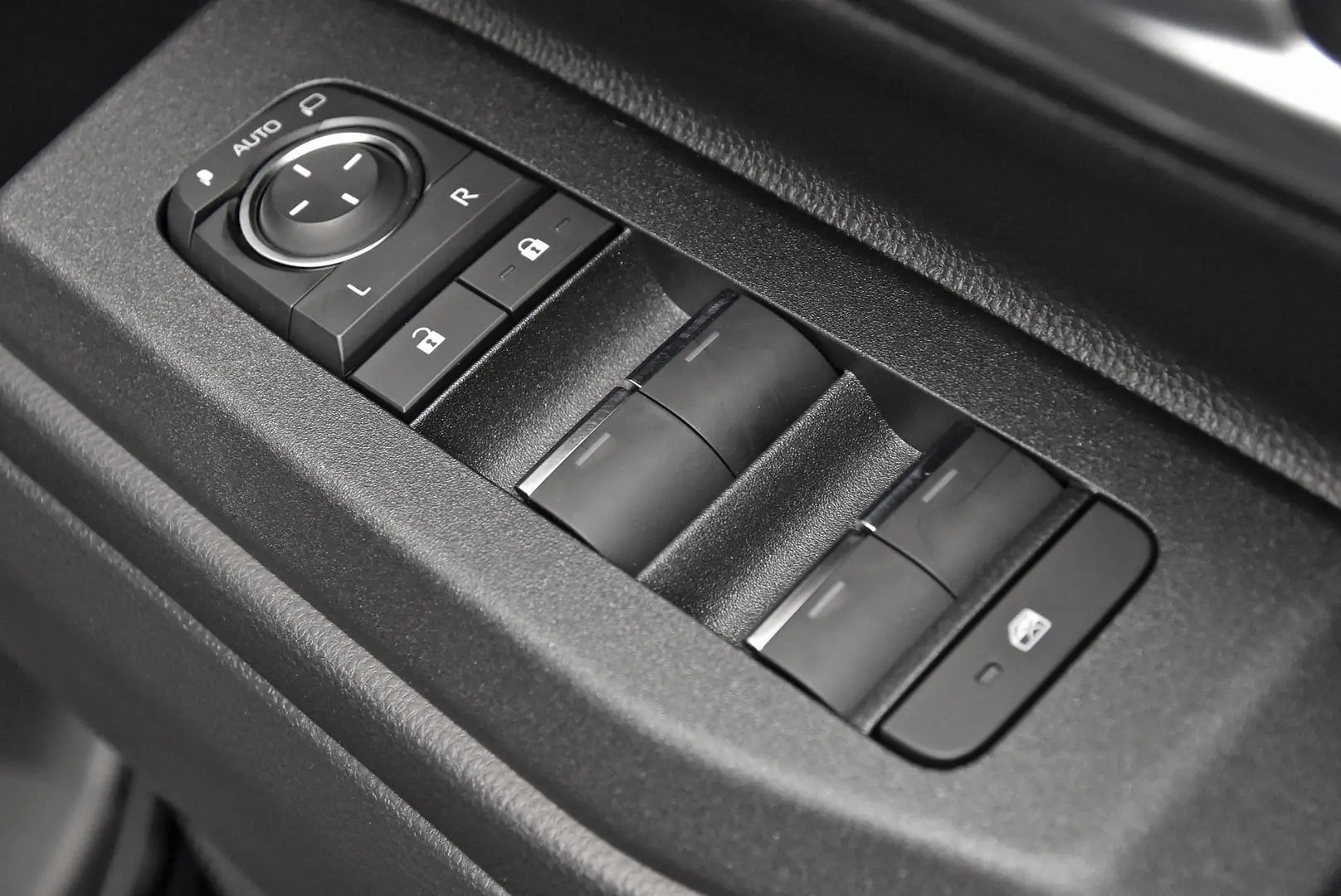 2025 Toyota Landcruiser Prado Gallery Image 8