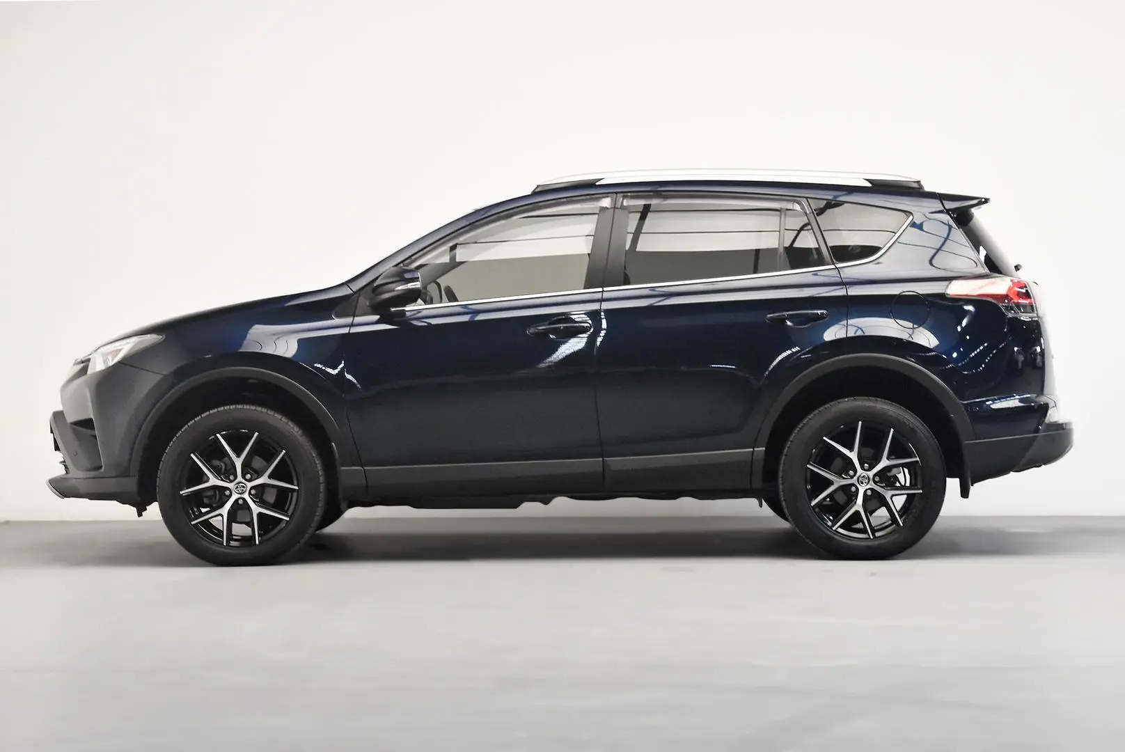 2018 Toyota RAV4 Gallery Image 4