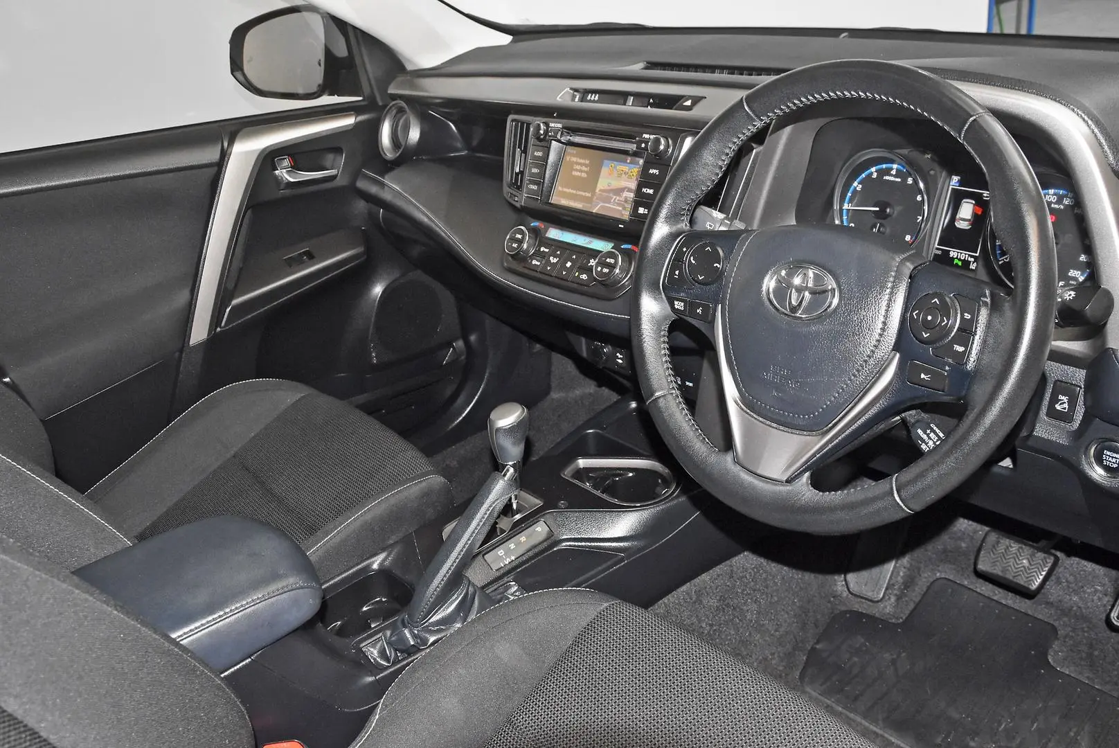 2018 Toyota RAV4 Gallery Image 8