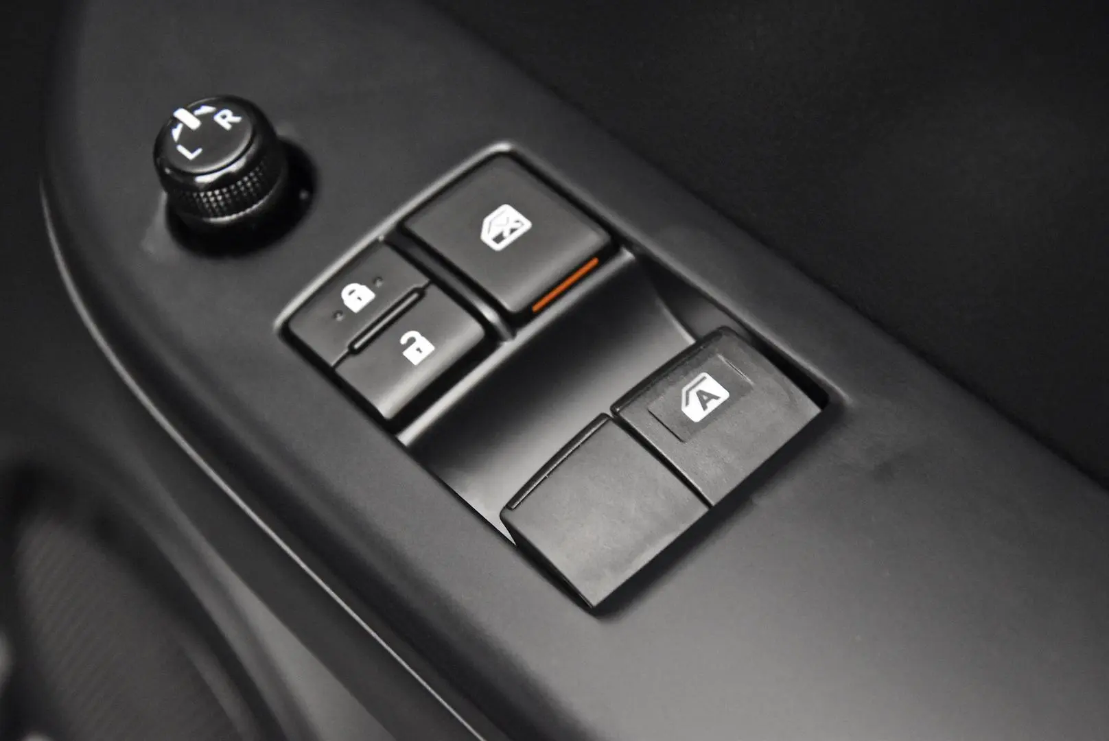 2024 Toyota Hilux Gallery Image 13