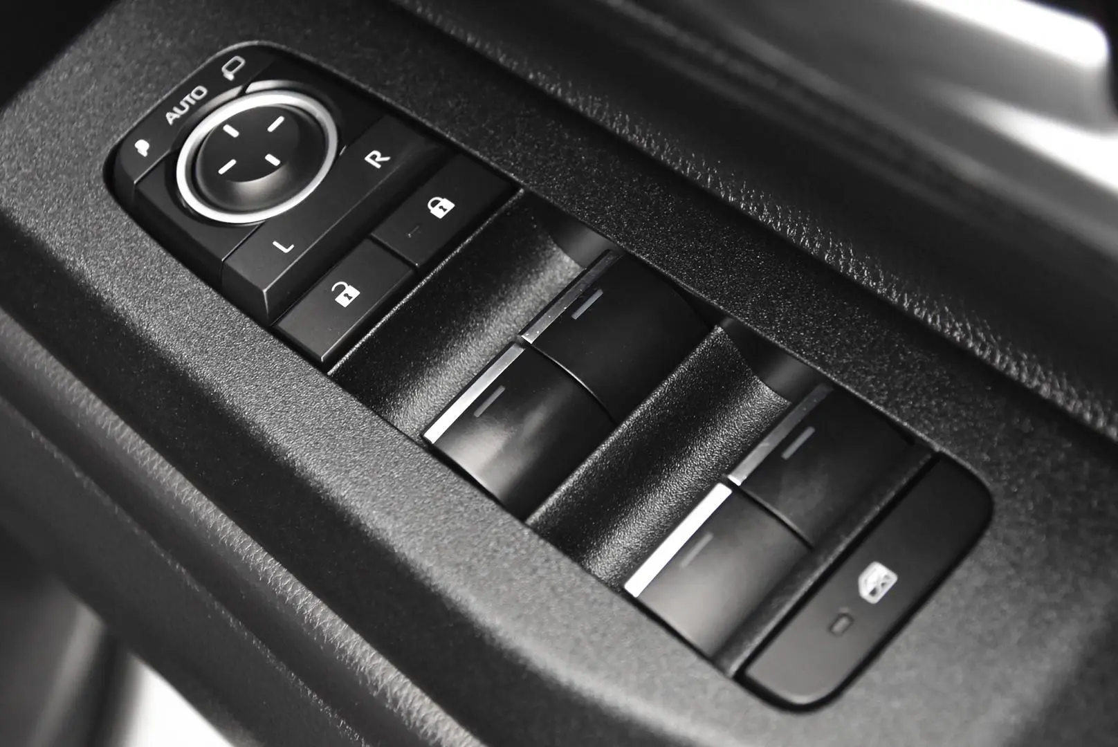 2025 Toyota Landcruiser Prado Gallery Image 9