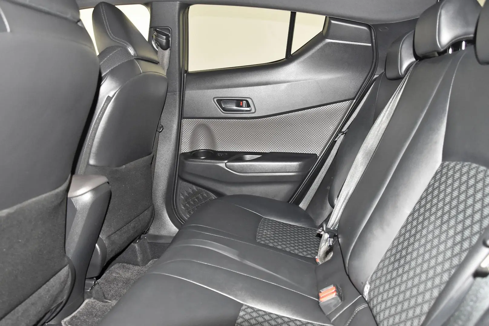 2023 Toyota C-HR Gallery Image 19