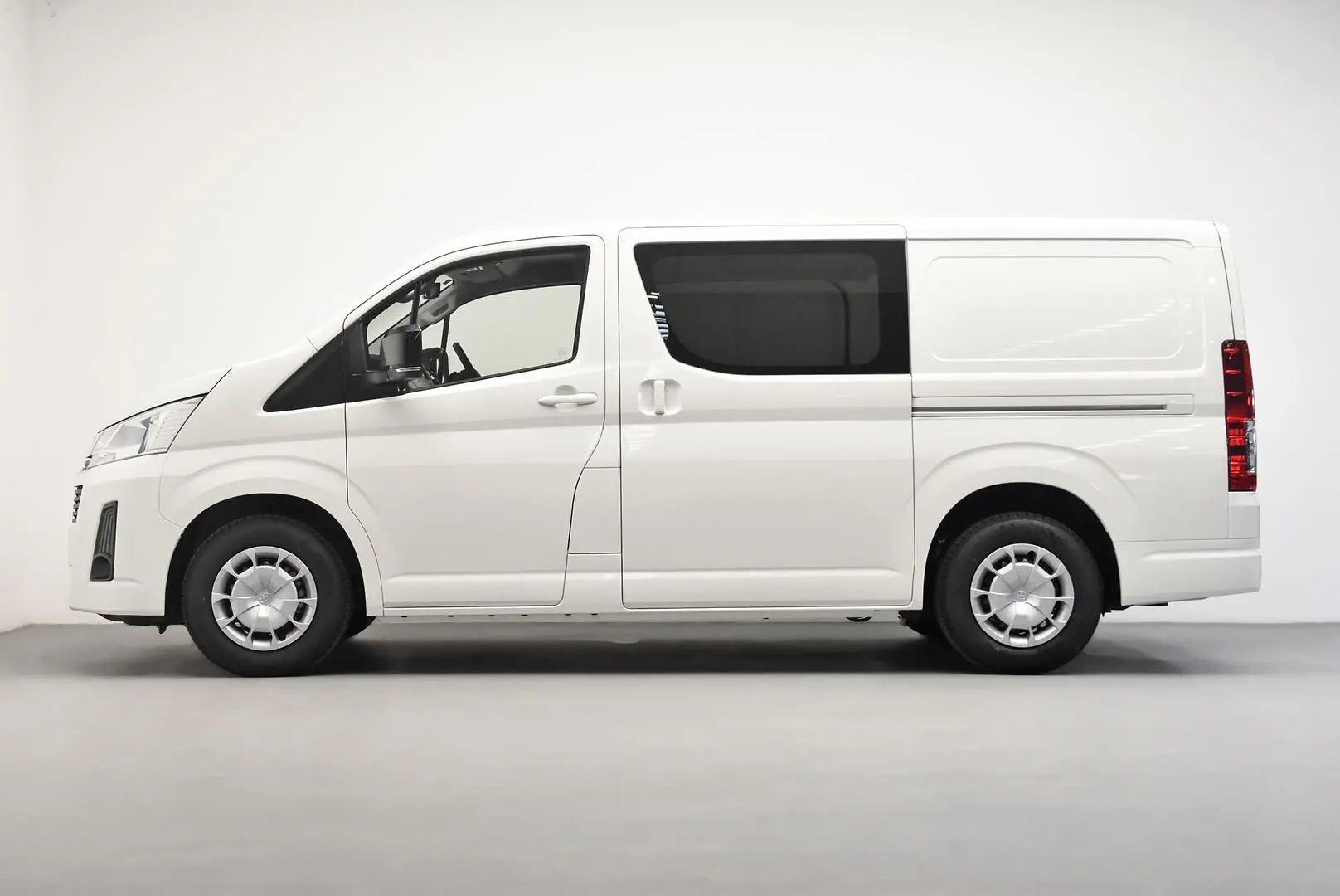 2025 Toyota Hiace Gallery Image 4