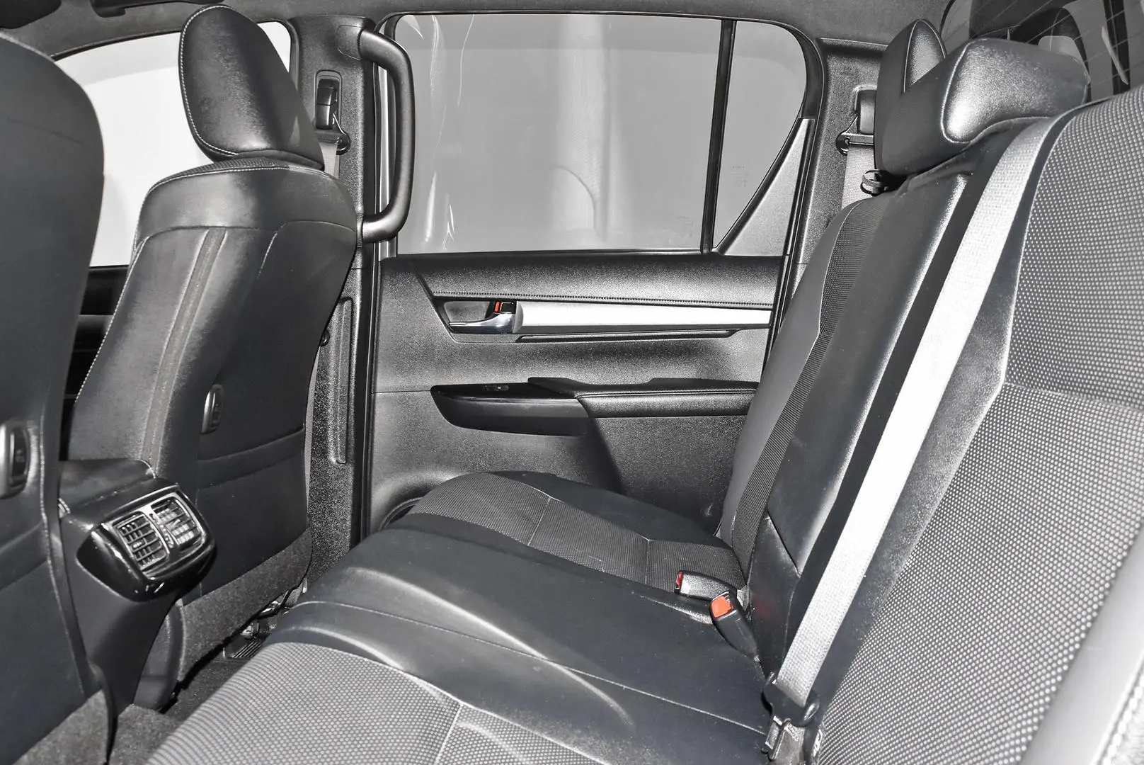 2022 Toyota Hilux Gallery Image 18